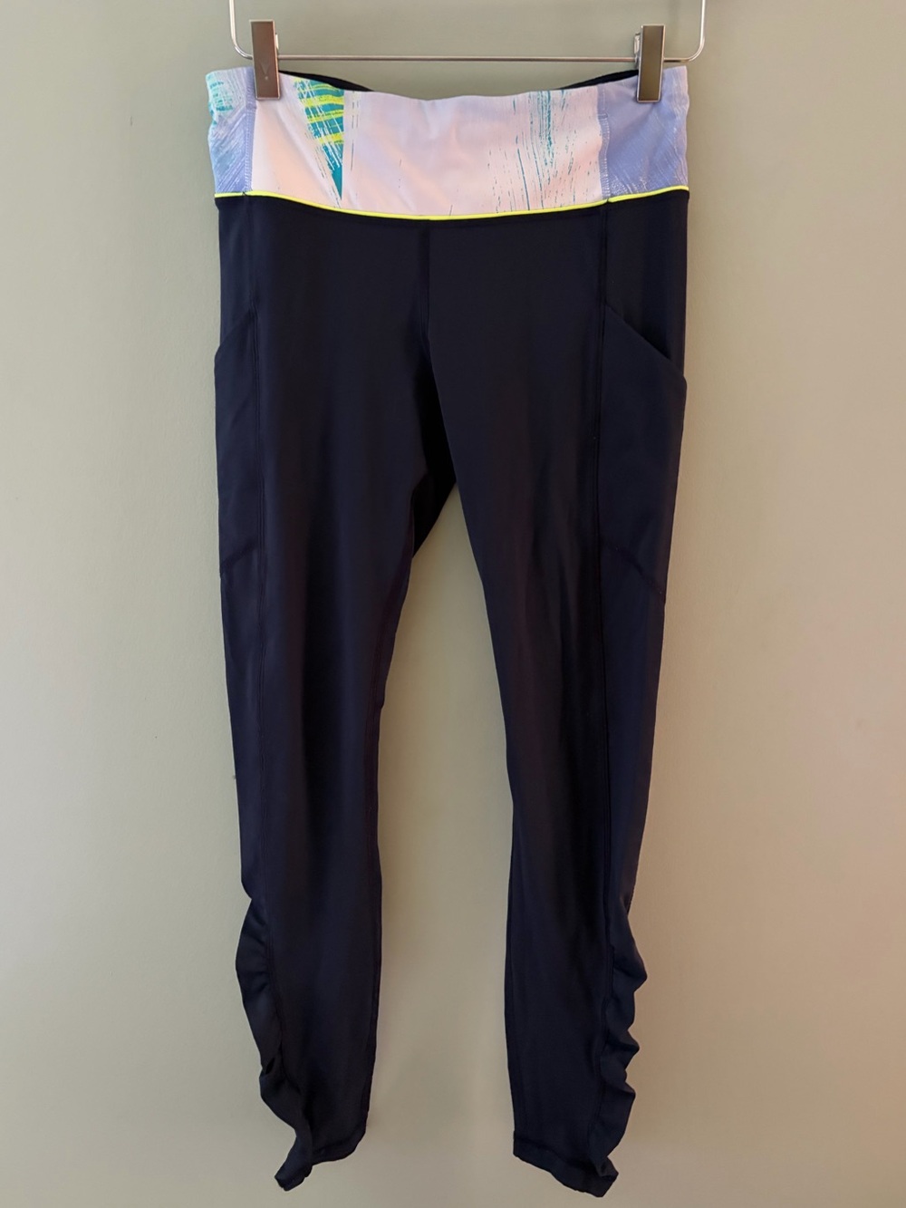 Lululemon Black Leggings with Blue Patterned Waistband Size 6